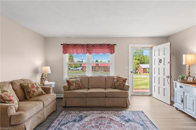 200 Beckford Drive, Lexington, NC 27295