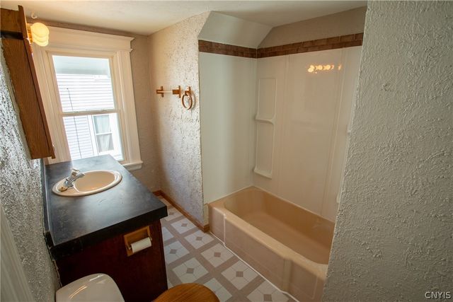 122 Charmouth Drive, Syracuse, NY 13207