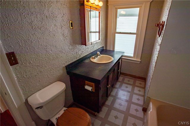 122 Charmouth Drive, Syracuse, NY 13207