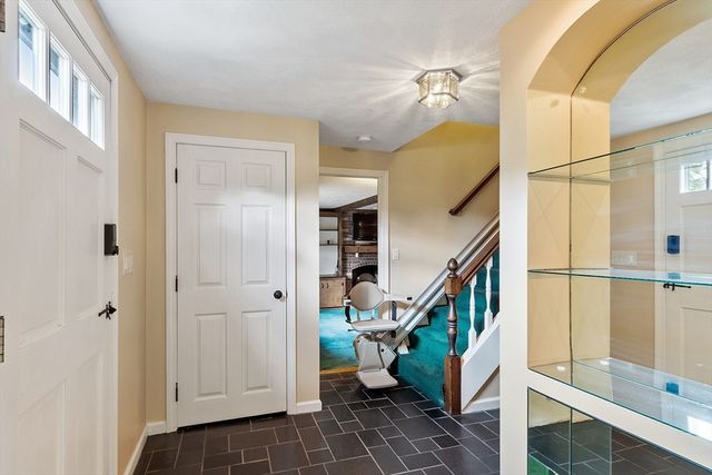 16 Minehan Ln, Marlborough, MA 01752