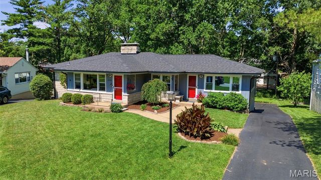 250 Turf Court, Webster Groves, MO 63119