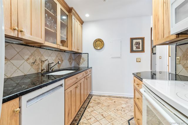 341 Furnace Dock Road 1, Cortlandt Manor, NY 10567