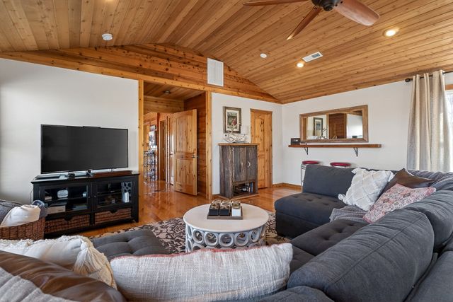 300 Crest Dr, Smithville, TN 37166