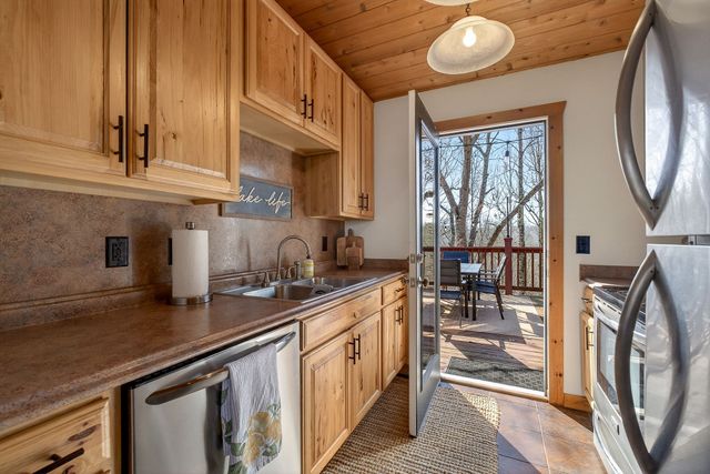 300 Crest Dr, Smithville, TN 37166