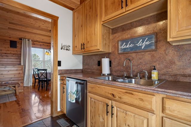 300 Crest Dr, Smithville, TN 37166