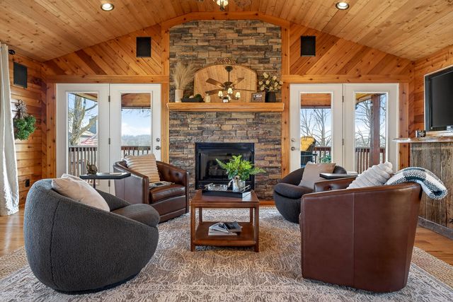 300 Crest Dr, Smithville, TN 37166