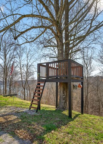 300 Crest Dr, Smithville, TN 37166