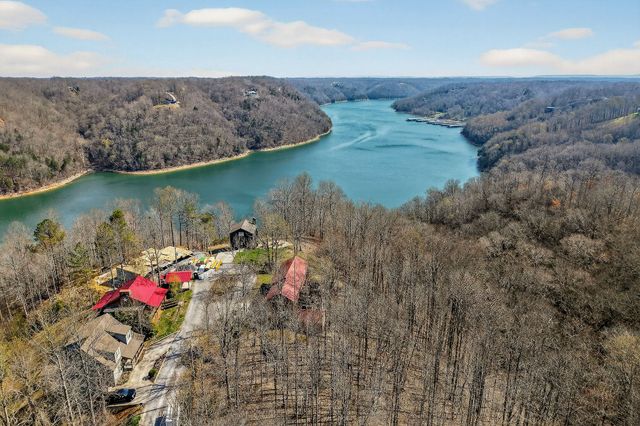 300 Crest Dr, Smithville, TN 37166