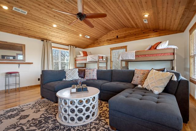 300 Crest Dr, Smithville, TN 37166