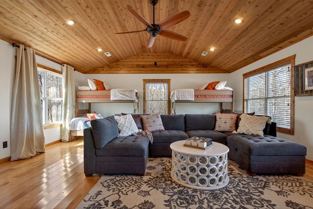 300 Crest Dr, Smithville, TN 37166