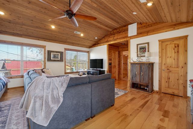 300 Crest Dr, Smithville, TN 37166