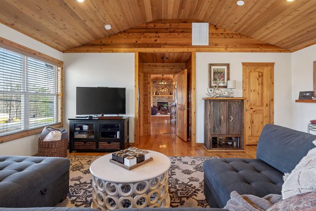 300 Crest Dr, Smithville, TN 37166