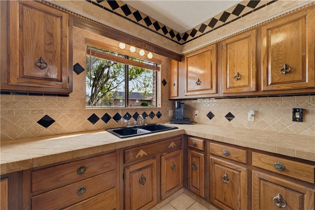 712 S Riviera Drive, Rogers, AR 72758