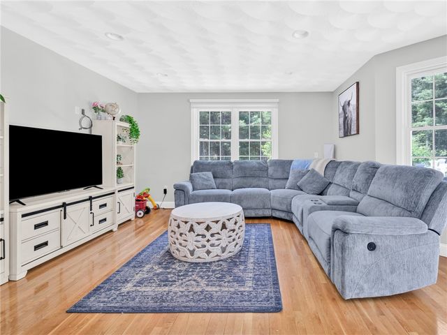 5 WEYMOUTH Lane, Coventry, RI 02816