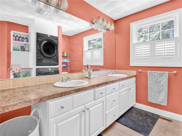 5 WEYMOUTH Lane, Coventry, RI 02816