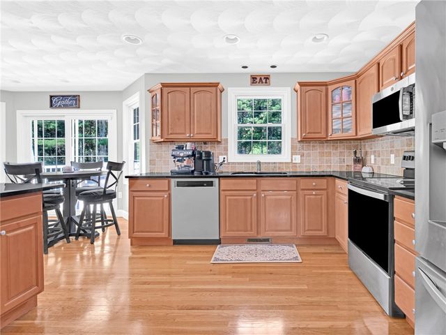5 WEYMOUTH Lane, Coventry, RI 02816