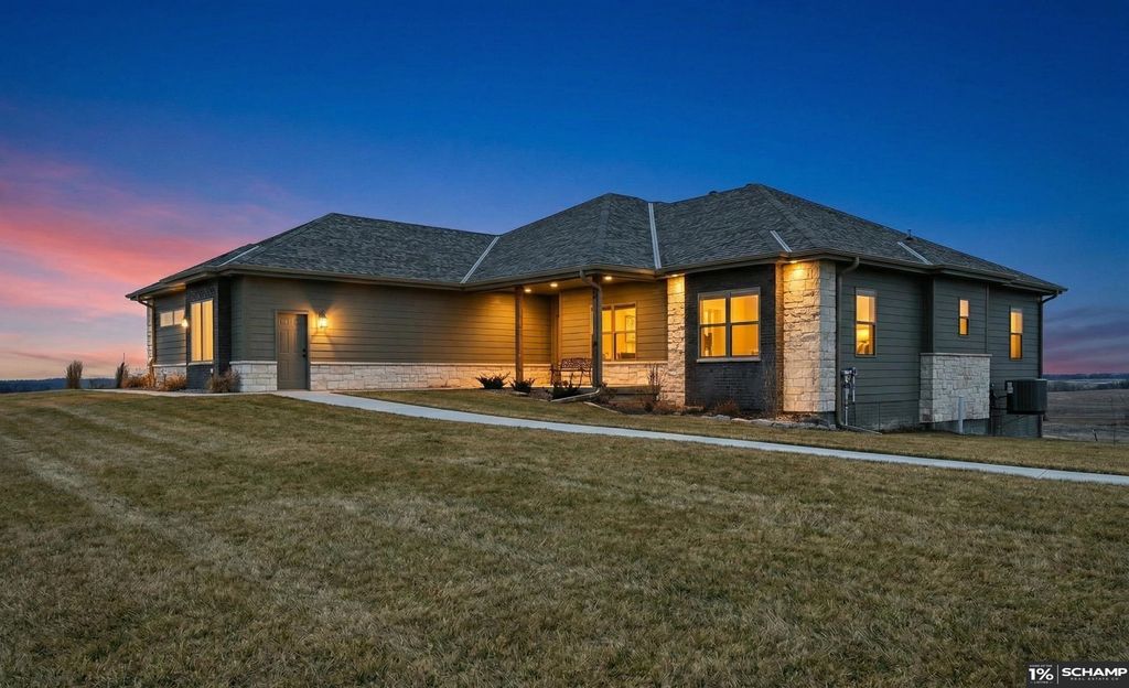 17270 Lynn Crest Lane, Springfield, NE 68059