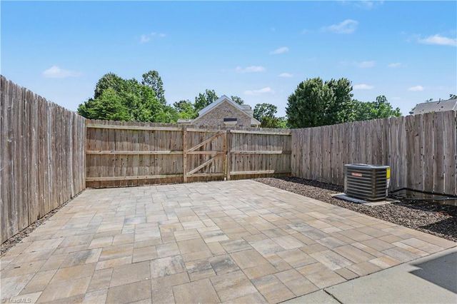 8 Viburnum Lane, Greensboro, NC 27455