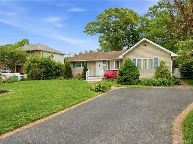 123 Meroke Lane, East Islip, NY 11730