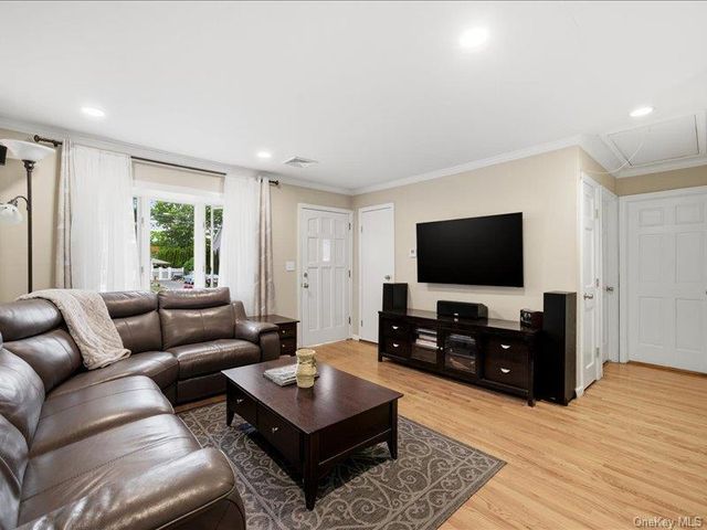 123 Meroke Lane, East Islip, NY 11730
