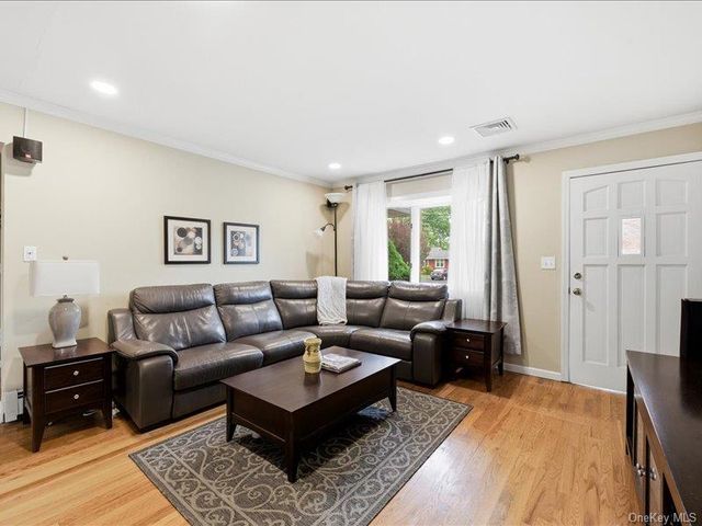 123 Meroke Lane, East Islip, NY 11730