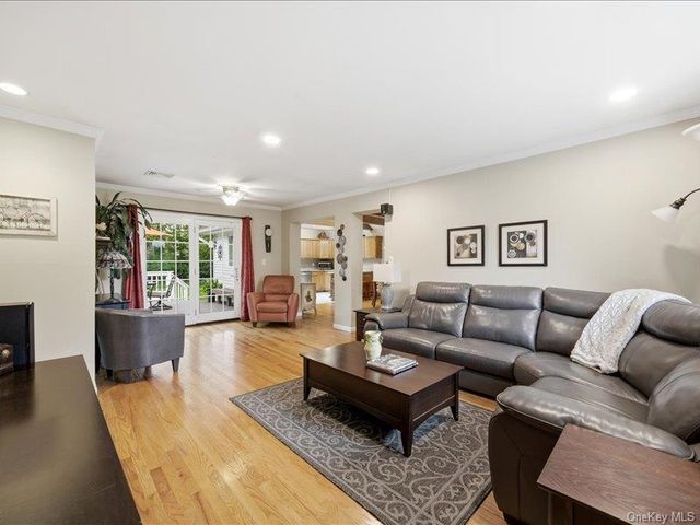123 Meroke Lane, East Islip, NY 11730