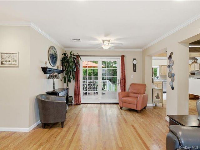 123 Meroke Lane, East Islip, NY 11730