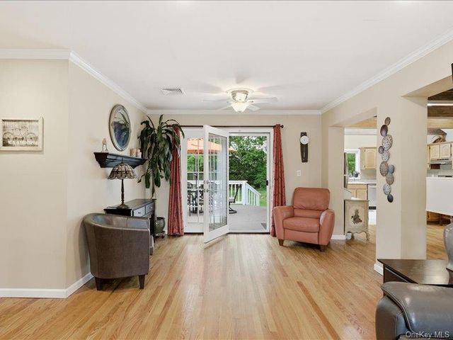 123 Meroke Lane, East Islip, NY 11730