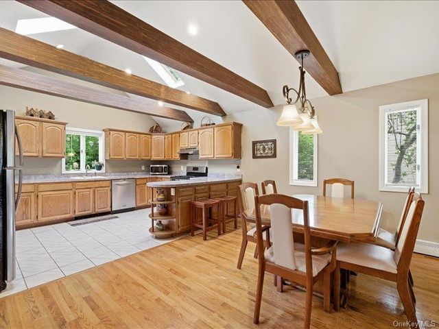 123 Meroke Lane, East Islip, NY 11730