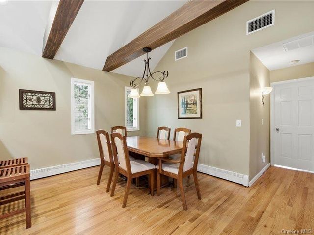 123 Meroke Lane, East Islip, NY 11730