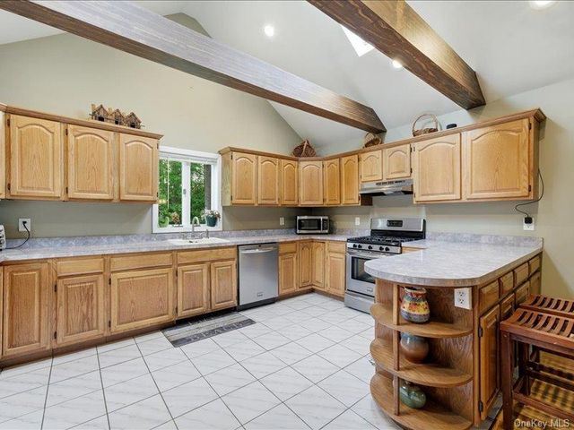 123 Meroke Lane, East Islip, NY 11730