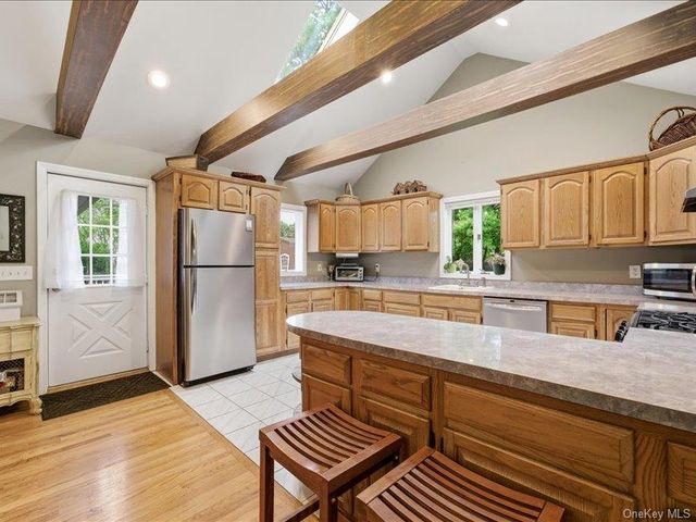 123 Meroke Lane, East Islip, NY 11730