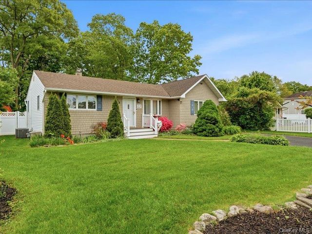 123 Meroke Lane, East Islip, NY 11730