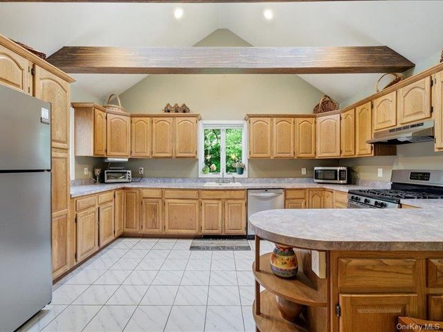123 Meroke Lane, East Islip, NY 11730