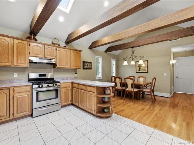 123 Meroke Lane, East Islip, NY 11730