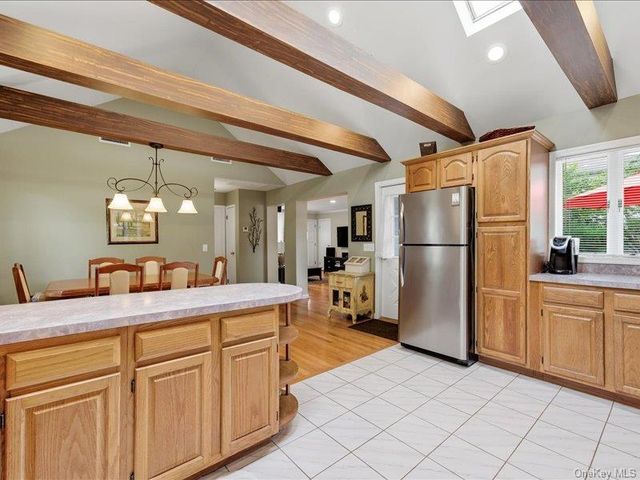 123 Meroke Lane, East Islip, NY 11730
