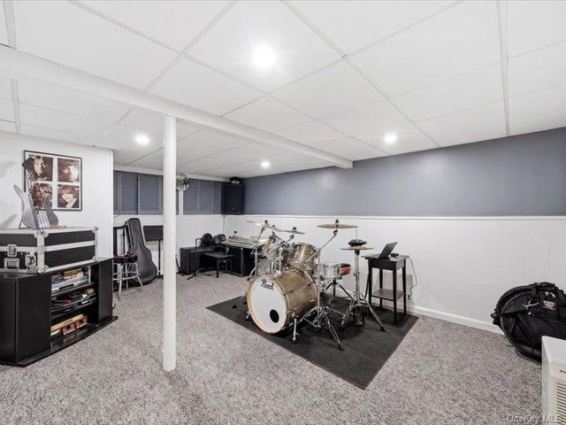 123 Meroke Lane, East Islip, NY 11730