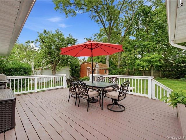 123 Meroke Lane, East Islip, NY 11730