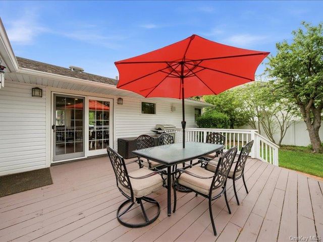 123 Meroke Lane, East Islip, NY 11730