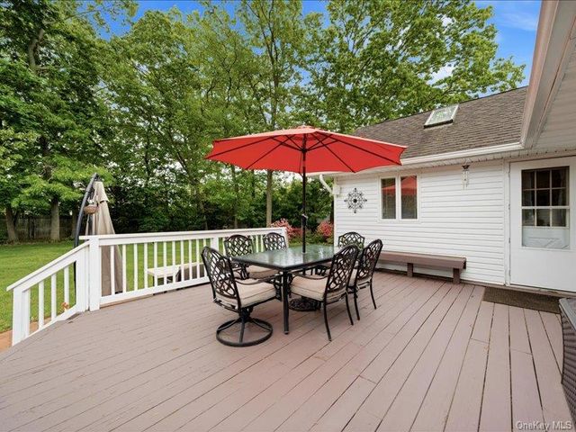 123 Meroke Lane, East Islip, NY 11730