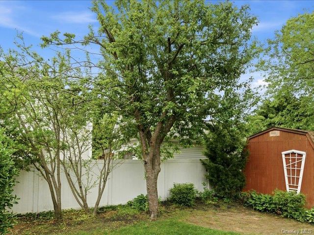 123 Meroke Lane, East Islip, NY 11730