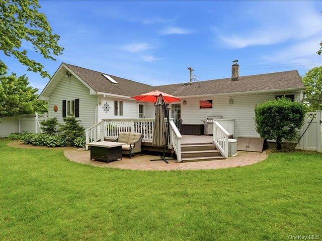 123 Meroke Lane, East Islip, NY 11730