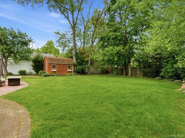 123 Meroke Lane, East Islip, NY 11730