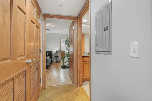 4833 N Olcott Avenue 201, Harwood Heights, IL 60706