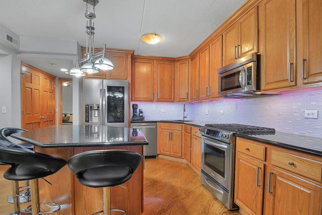 4833 N Olcott Avenue 201, Harwood Heights, IL 60706