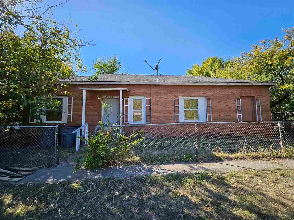 2208 NW 14th St, Lawton, OK 73507