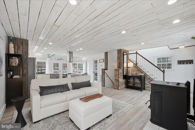 1239 LAKEVIEW DR, Cross Junction, VA 22625