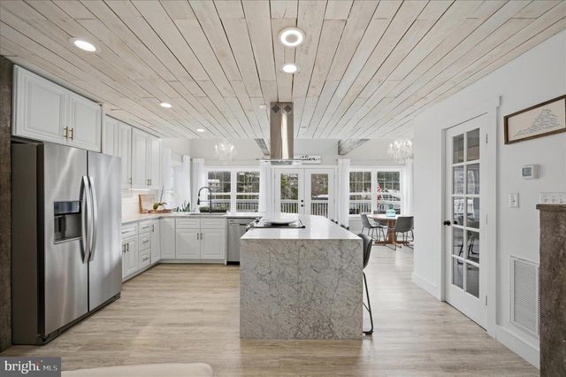 1239 LAKEVIEW DR, Cross Junction, VA 22625