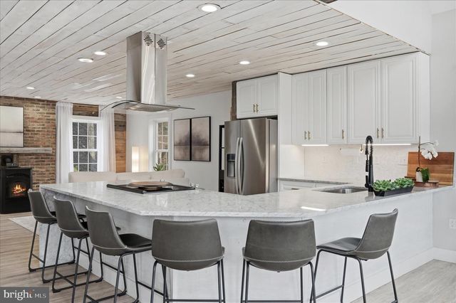 1239 LAKEVIEW DR, Cross Junction, VA 22625