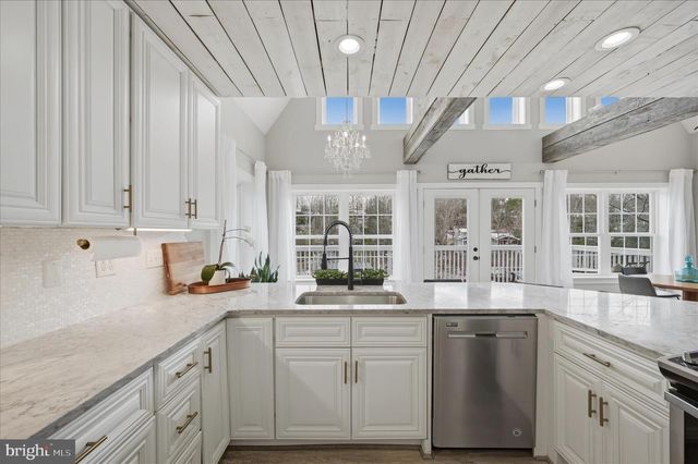 1239 LAKEVIEW DR, Cross Junction, VA 22625